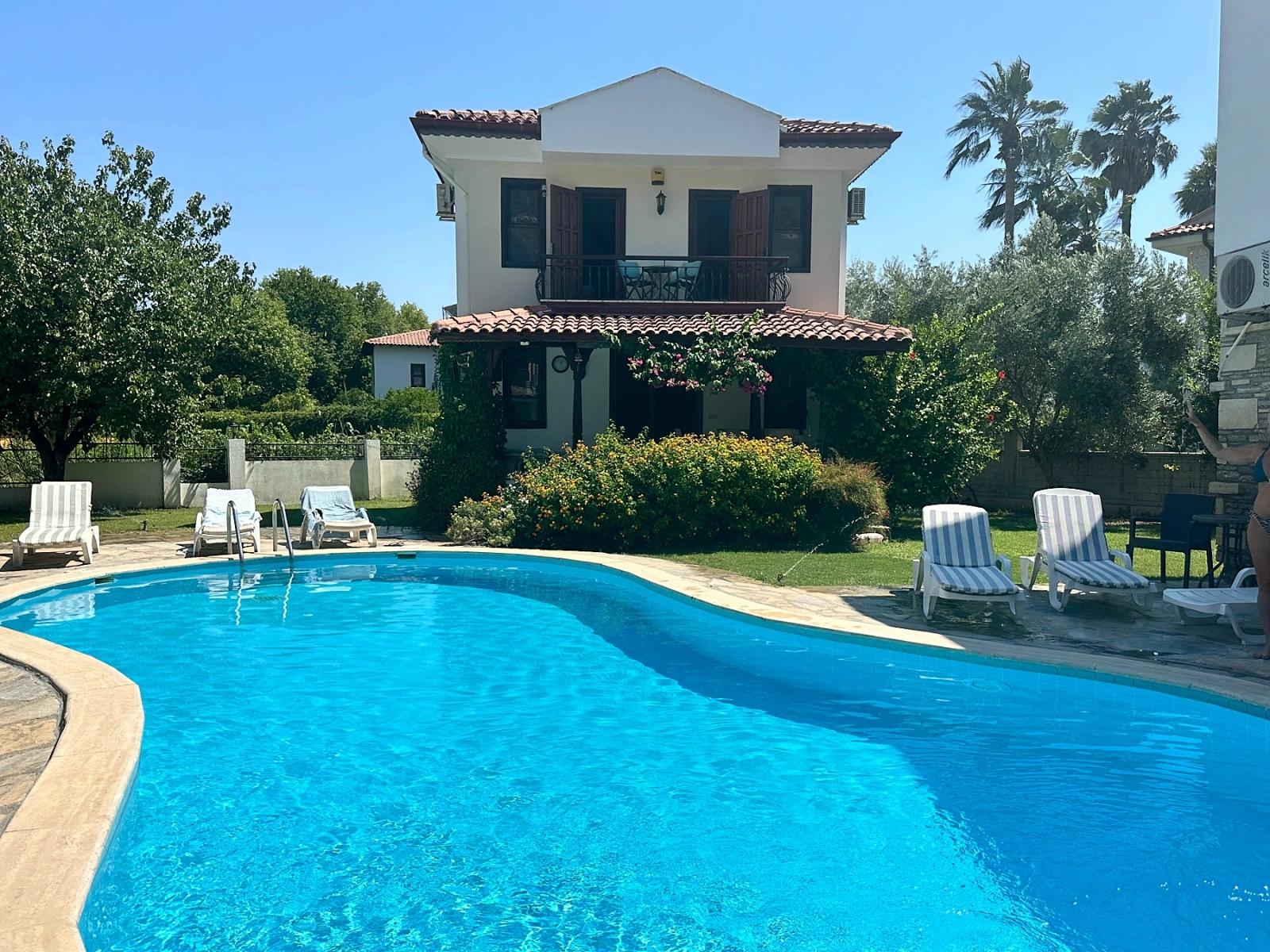 Villa Mit Zwei Schlafzimmern In Einem Charmanten Komplex In Gülpınar, Dalyan.