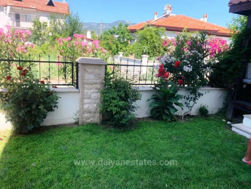 In Den Texten Gemeinschafts-Swimmingpool Mit Eleganter Gartengeschosswohnung