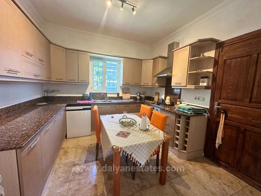 Traditioneller Bungalow Mit Privatem Pool Und Blick Auf Montenegro – Langzeitmiete