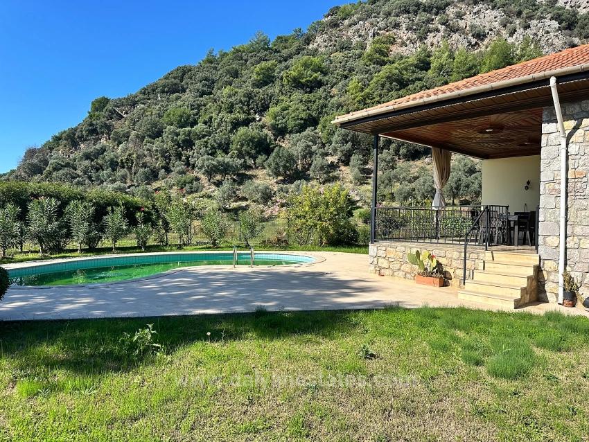 Traditioneller Bungalow (3+1 Schlafzimmer) Mit Privatem Pool Und Blick Auf Montenegro – Langzeitmiete