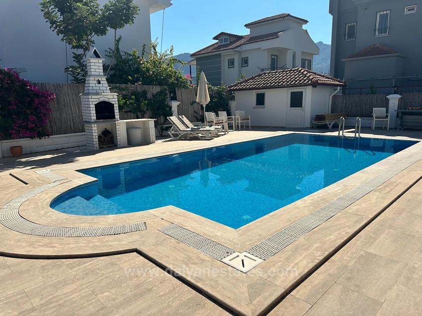 Villa Iris Ist Eine Moderne Doppelhaushälfte Mit Einem Gemeinschaftlich Genutzten Swimmingpool.