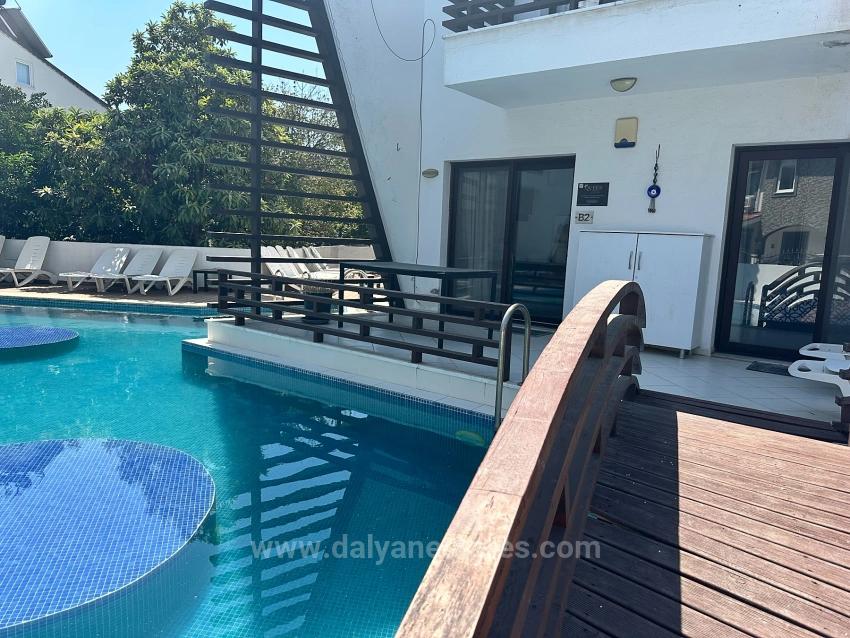 Moderne Eleganz, Harmonisch In Die Flusslandschaft Integriert