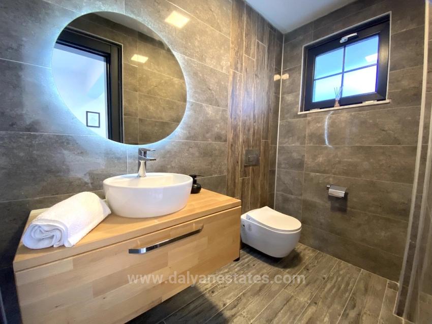 Ein Märchenhaftes Anwesen, Zwei Getrennte Leben