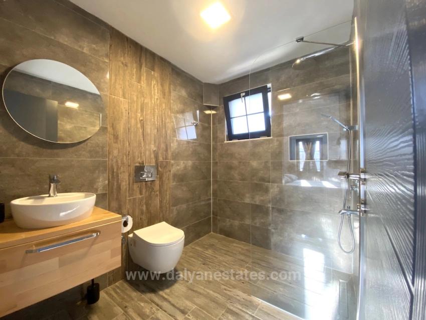 Ein Märchenhaftes Anwesen, Zwei Getrennte Leben