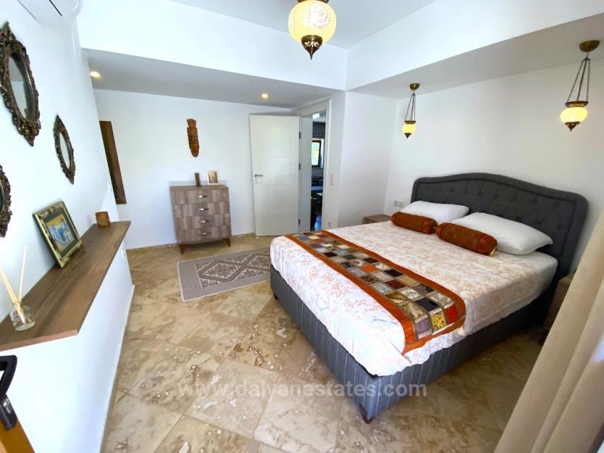 Ein Märchenhaftes Anwesen, Zwei Getrennte Leben