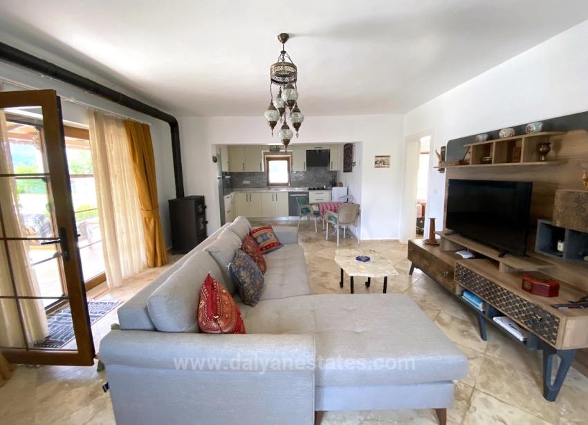 Ein Märchenhaftes Anwesen, Zwei Getrennte Leben