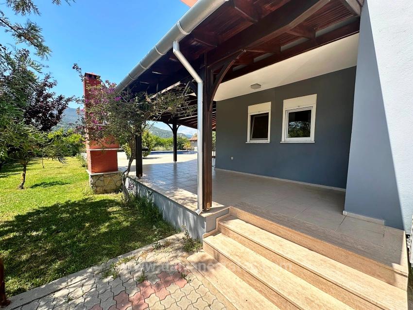 Luxuriöse Naturvilla Auf Einem 6.000 M² Großen Privatgrundstück