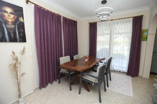 Stilvolle Und Komplett Renovierte Privatvilla Mit Blick Auf Montenegro – Memphis Blue