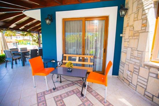 Stilvolle Und Komplett Renovierte Privatvilla Mit Blick Auf Montenegro – Memphis Blue