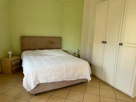 Doppelhaushälfte In Einer Ruhigen Und Friedlichen Anlage Im Zentrum