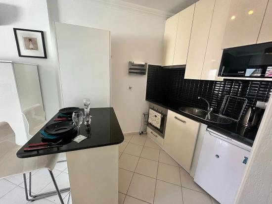 Moderne Eleganz, Harmonisch In Die Flusslandschaft Integriert