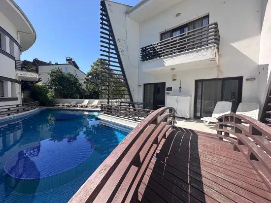 Moderne Eleganz, Harmonisch In Die Flusslandschaft Integriert
