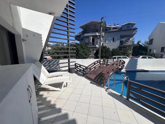 Moderne Eleganz, Harmonisch In Die Flusslandschaft Integriert