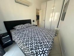 Moderne Eleganz, Harmonisch In Die Flusslandschaft Integriert