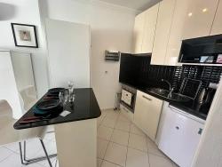 Moderne Eleganz, Harmonisch In Die Flusslandschaft Integriert