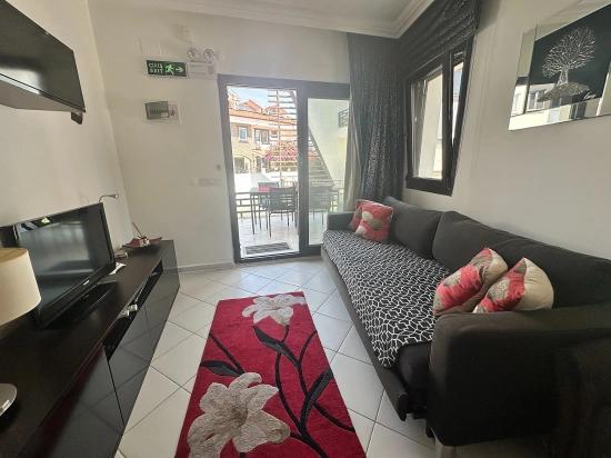 Modern Elegance Integrated With The River