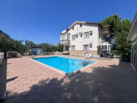 Triplex Villa Surrounded By Nature