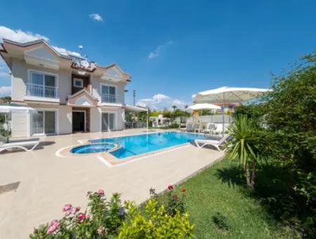 Modern 4 Bed Villa In Quiet Area