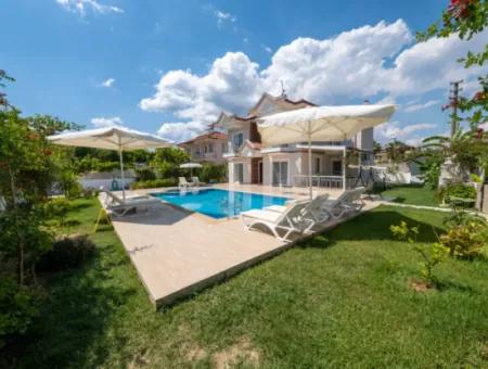 Modern 4 Bed Villa In Quiet Area