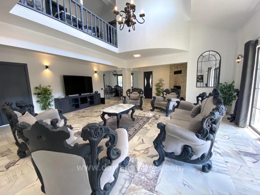 Сказочная Собственность, Две Разные Жизни