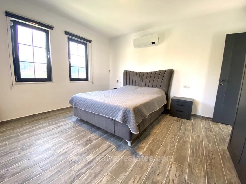 Сказочная Собственность, Две Разные Жизни