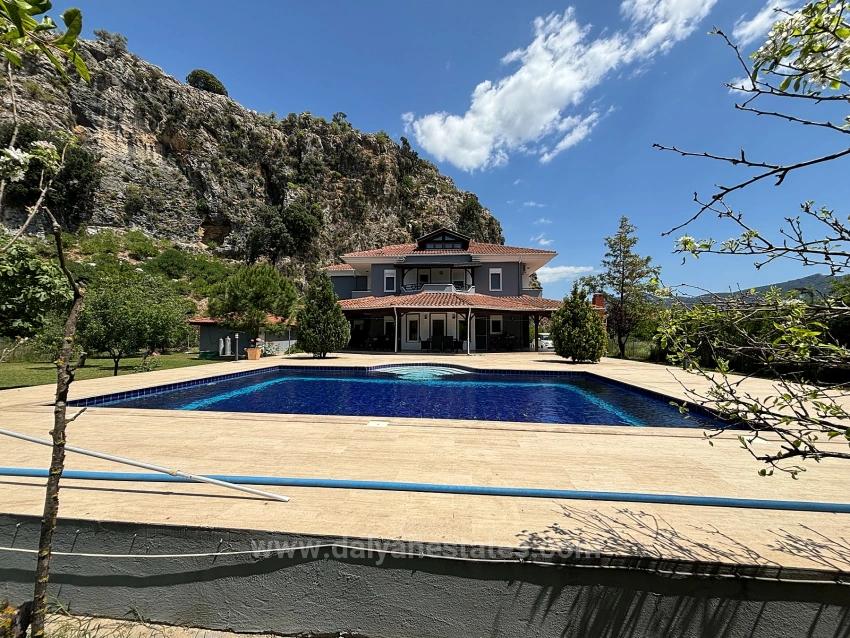 Роскошная Вилла На Природе, Расположенная На Частном Участке Площадью 6000 М².