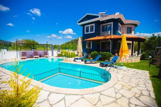 Стильная И Полностью Отремонтированная Частная Вилла С Видом На Черногорию – Цвет «Мемфис Блю».