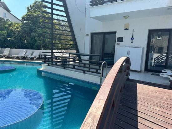 Современная Элегантность, Органично Вписанная В Реку.