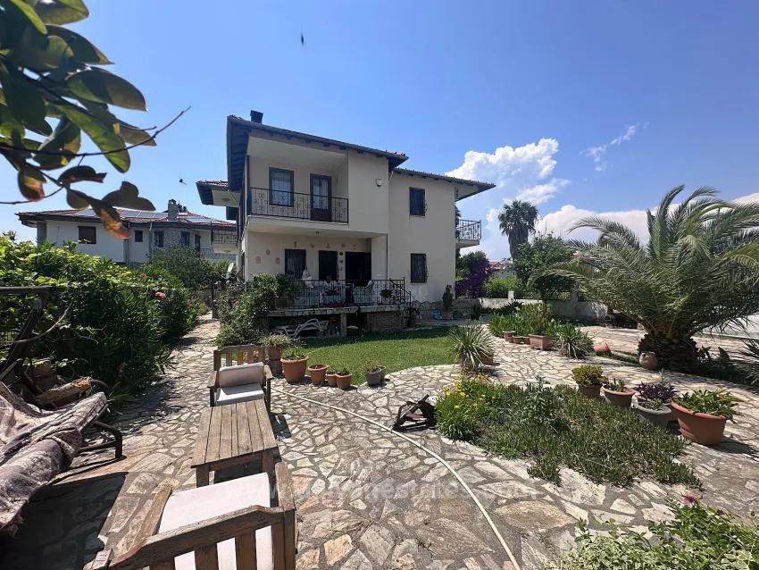 Dağ Manzaralı Ve Olgun Bahçeli Geniş Köy Evi