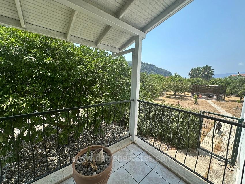 Geniş Araziye Sahip Geleneksel Türk Evi