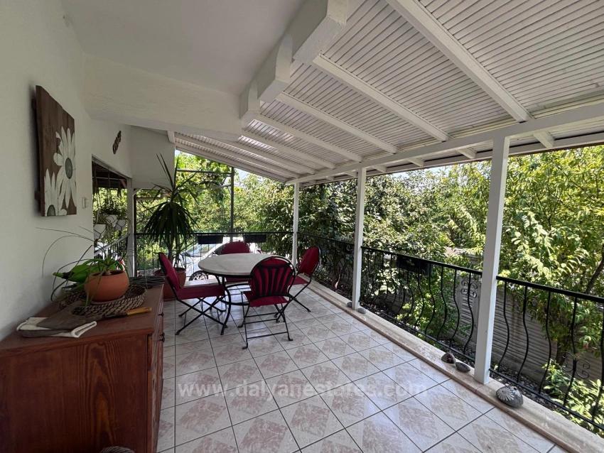 Geniş Araziye Sahip Geleneksel Türk Evi