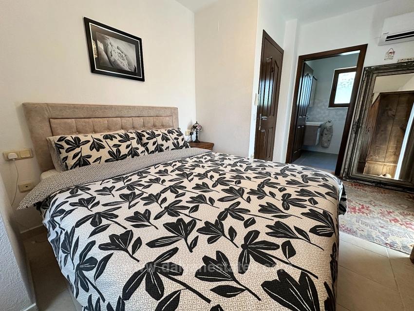 Dalyan’ın Osmanaglar Bölgesinin Kalbinde, Ortak Havuzlu Şık Yarı Müstakil Villa