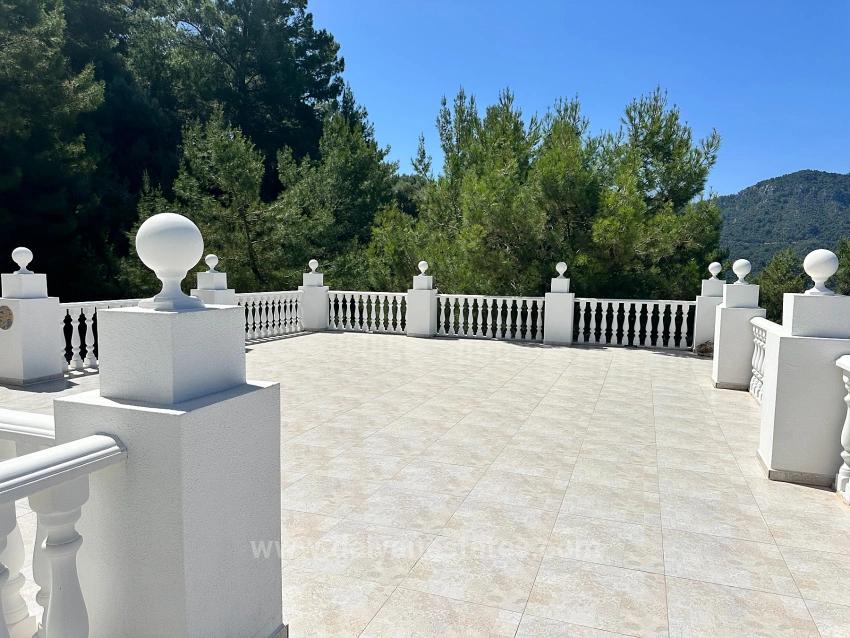 Gökbel’de Eşsiz Deniz Manzaralı 7 Odalı Lüks Malikâne