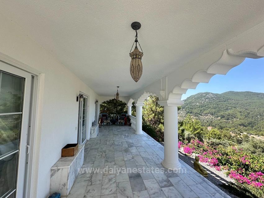 Gökbel’de Eşsiz Deniz Manzaralı 7 Odalı Lüks Malikâne