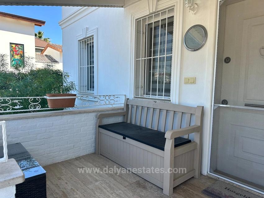 Villa Iris, Ortak Havuzlu, Modern Ve Yarı Müstakil Bir Villa