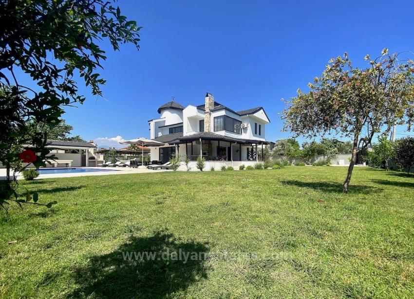 Masalsı Bir Mülk, İki Ayrı Yaşam