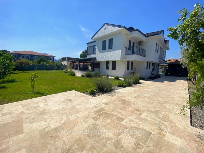 Masalsı Bir Mülk, İki Ayrı Yaşam