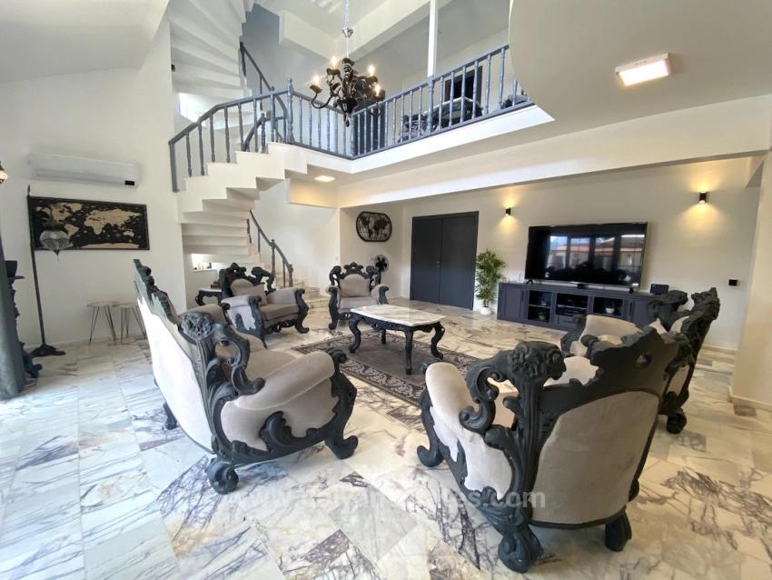 Masalsı Bir Mülk, İki Ayrı Yaşam