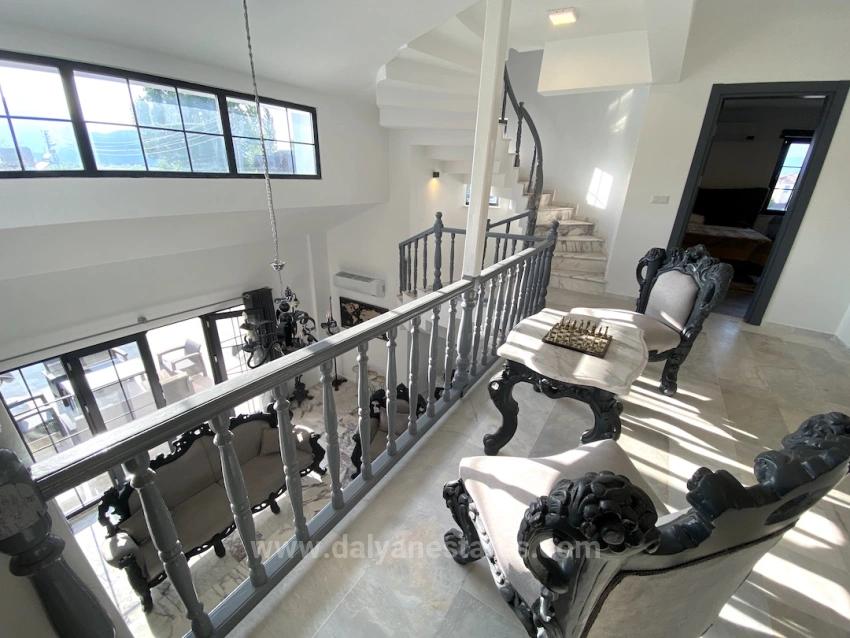 Masalsı Bir Mülk, İki Ayrı Yaşam