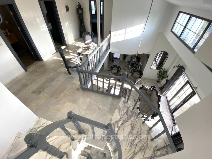 Masalsı Bir Mülk, İki Ayrı Yaşam