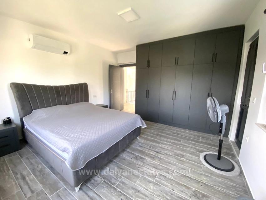 Masalsı Bir Mülk, İki Ayrı Yaşam