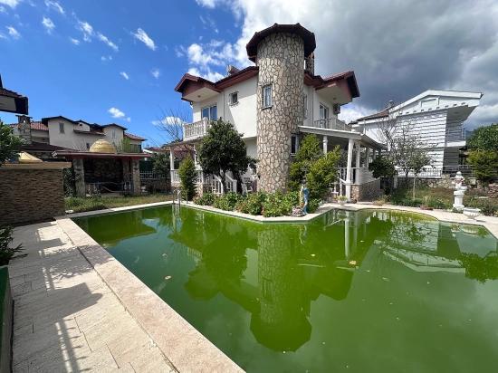 500M² Özel Arsa İçerisinde Karakterli Villa – Büyük Potansiyel Sunuyor