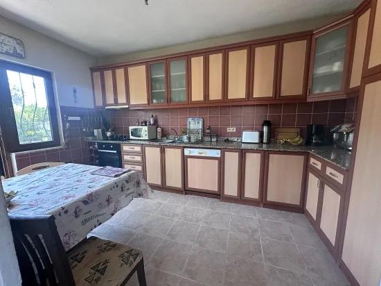 Dağ Manzaralı Ve Olgun Bahçeli Geniş Köy Evi