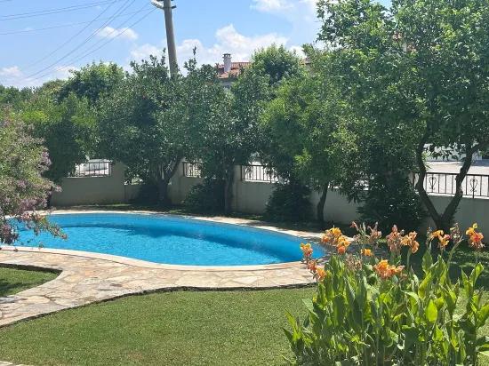 Gülpınar'da Dağ Manzaralı Ve Şehir Merkezine Yürüme Mesafesinde Müstakil Villa