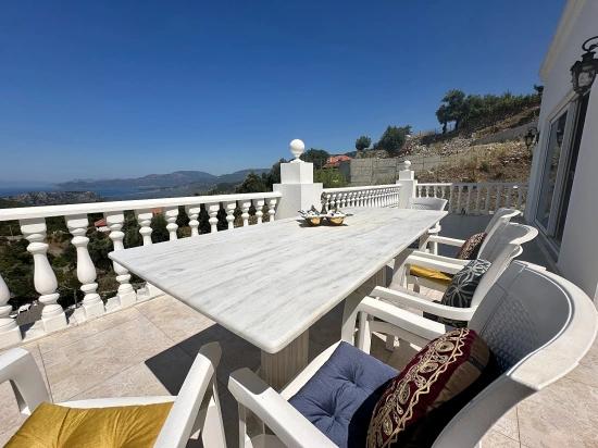 Gökbel’de Eşsiz Deniz Manzaralı 7 Odalı Lüks Malikâne