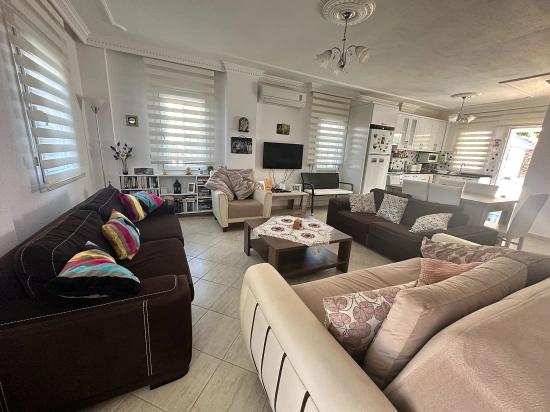 Villa Iris, Ortak Havuzlu, Modern Ve Yarı Müstakil Bir Villa