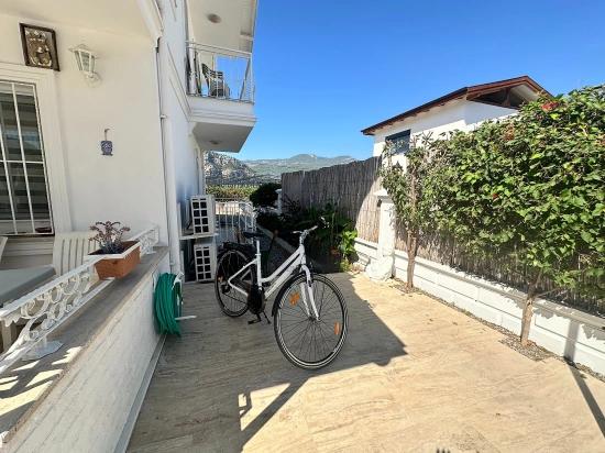Villa Iris, Ortak Havuzlu, Modern Ve Yarı Müstakil Bir Villa