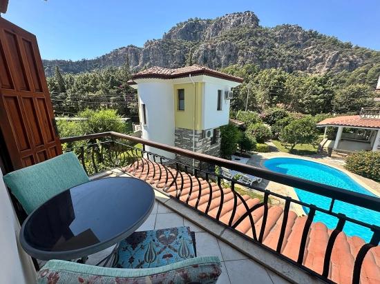 Gülpınar, Dalyan’da Şirin Bir Sitede İki Yatak Odalı Dubleks Villa