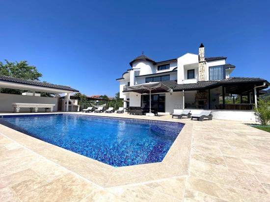 Masalsı Bir Mülk, İki Ayrı Yaşam