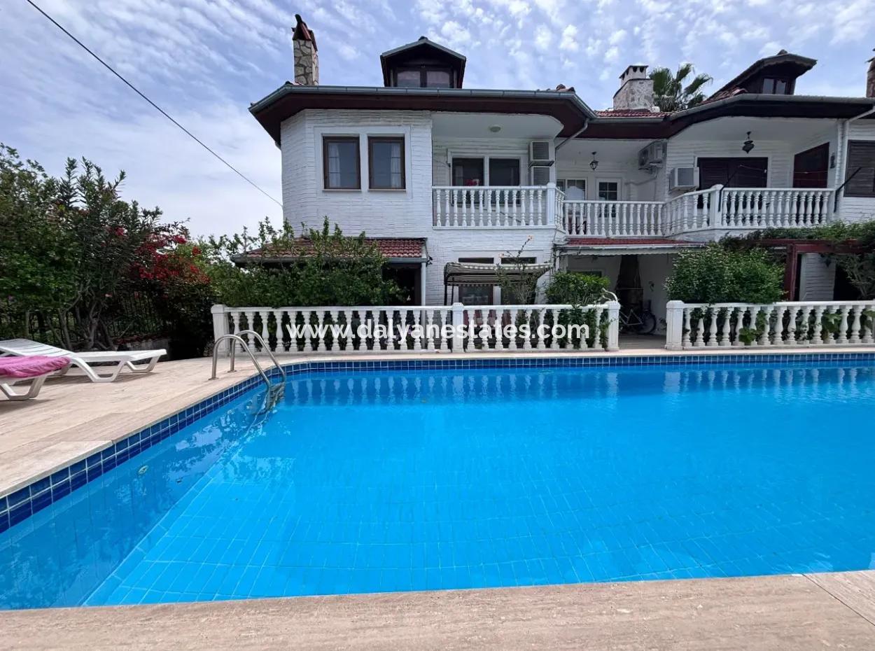 Dalyan Merkezde Ortak Havuzlu Eşyalı Triplex Villa